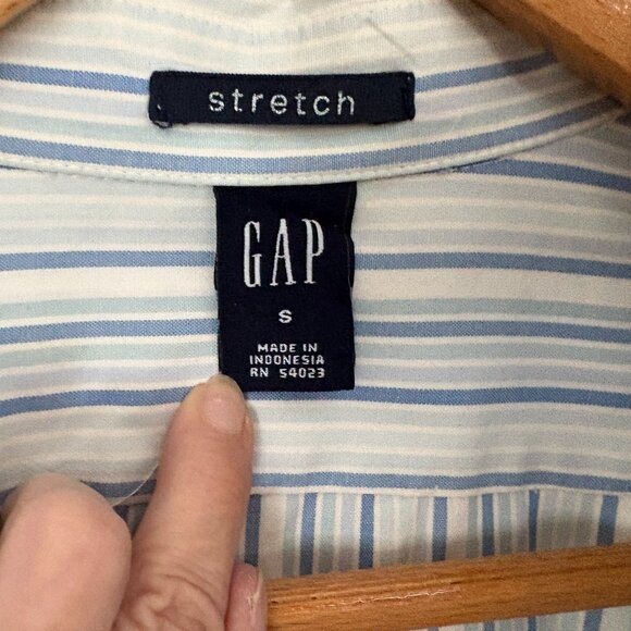 Gap, Shades of Blue & White Striped Button Down Cotton & Lycra Shirt, Size S - Picture 3 of 5